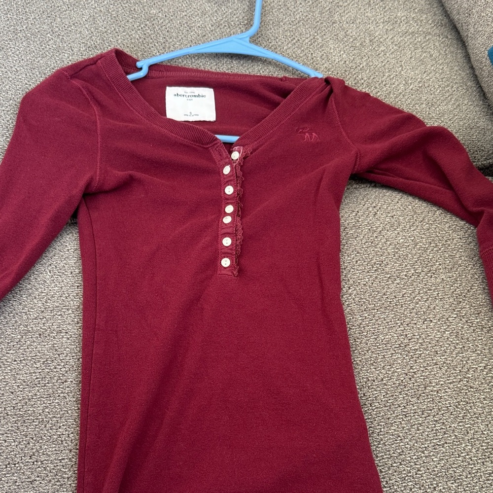RARE❗️y2k Abercrombie Henley size small kids fits xs in women’s!!